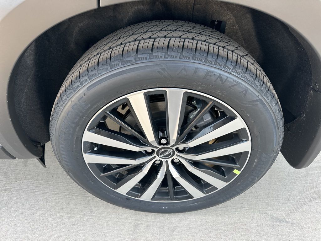2025 Boulder Gray Pearl Nissan Pathfinder Platinum FWD SUV