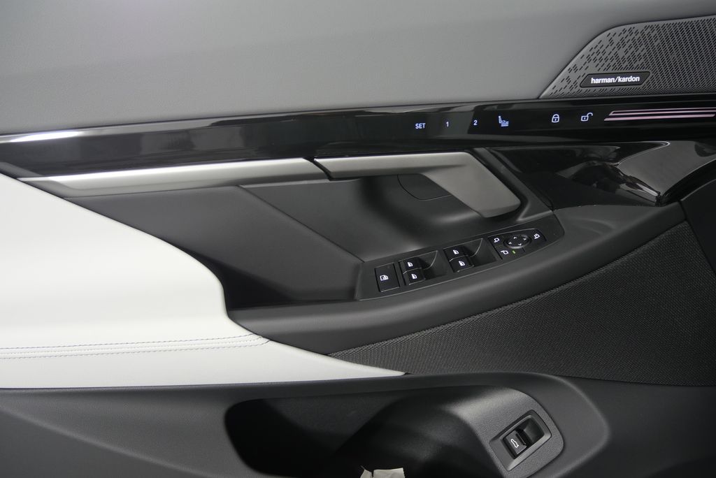 2025 BMW 5 Series 530i 8