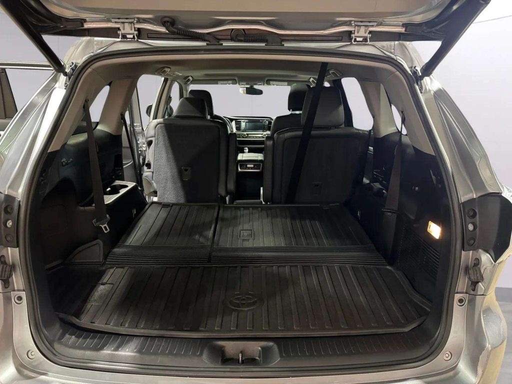 Used 2015 Silver Sky Metallic Toyota XLE V6 image 30