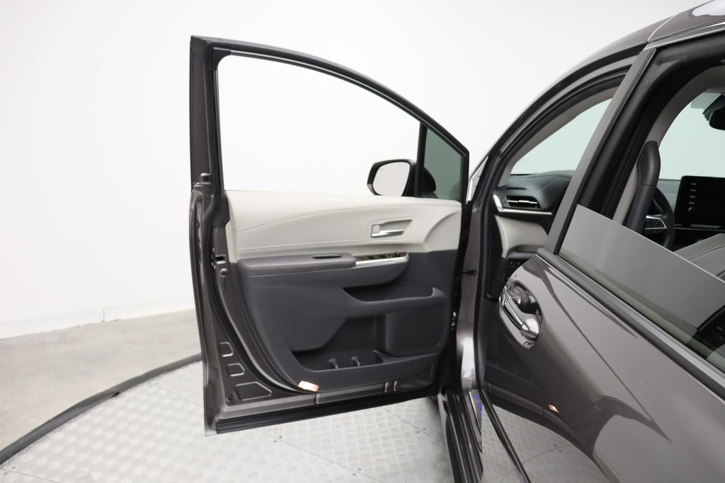 2024 Toyota Sienna XLE 16