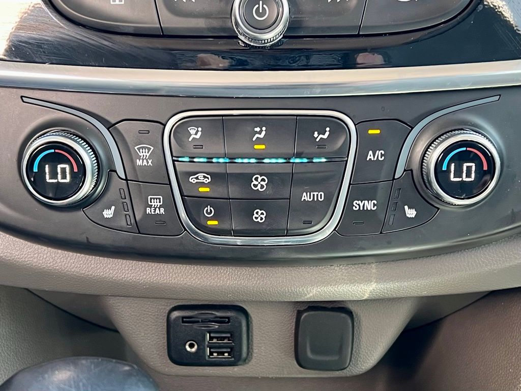 2021 Chevrolet Traverse LT Leather photo