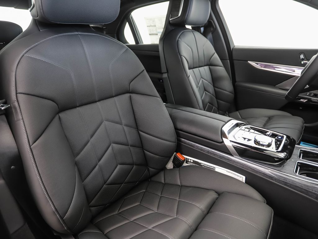 Thumbnail: 2025 BMW i7 - 32