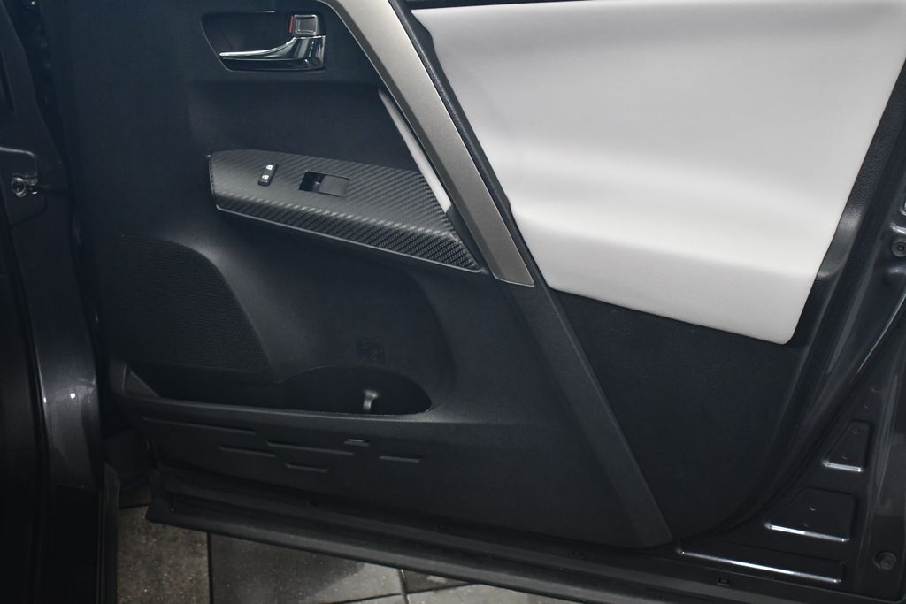 Thumbnail: 2015 Toyota RAV4 - 32