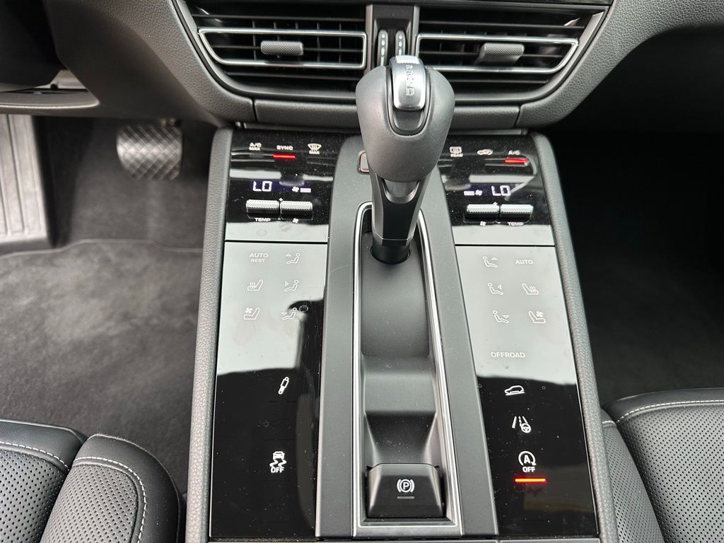 Thumbnail: 2025 Porsche Macan - 23