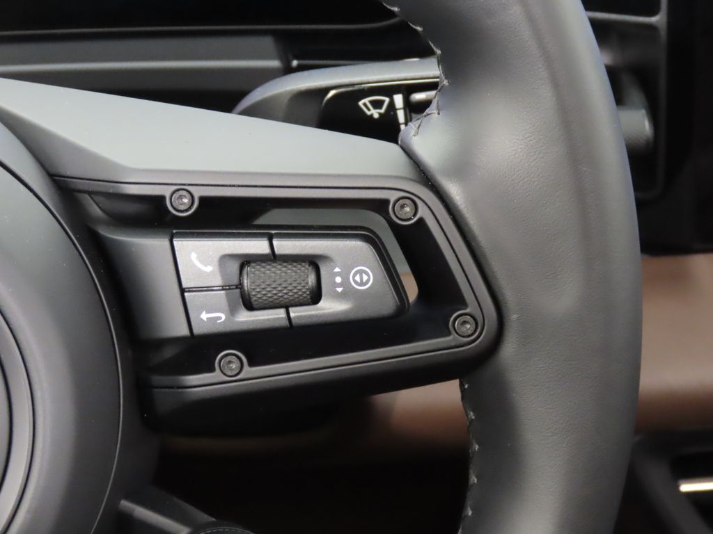 Thumbnail: 2024 Porsche Macan - 22