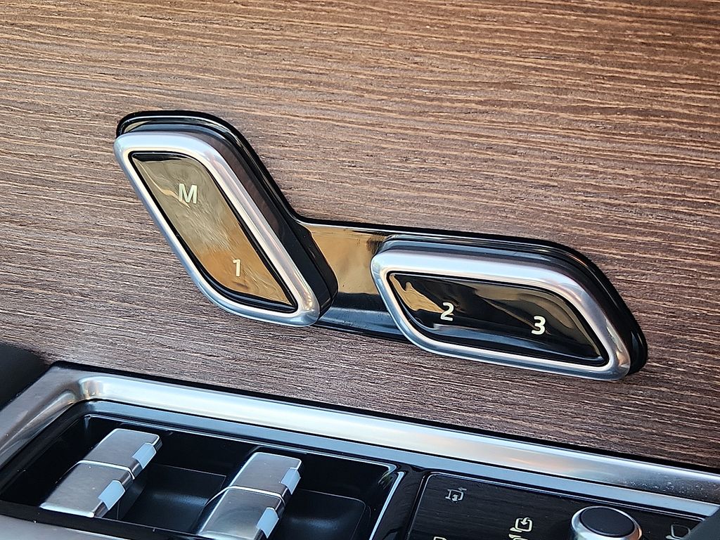 Thumbnail: 2025 Land Rover Range Rover - 25