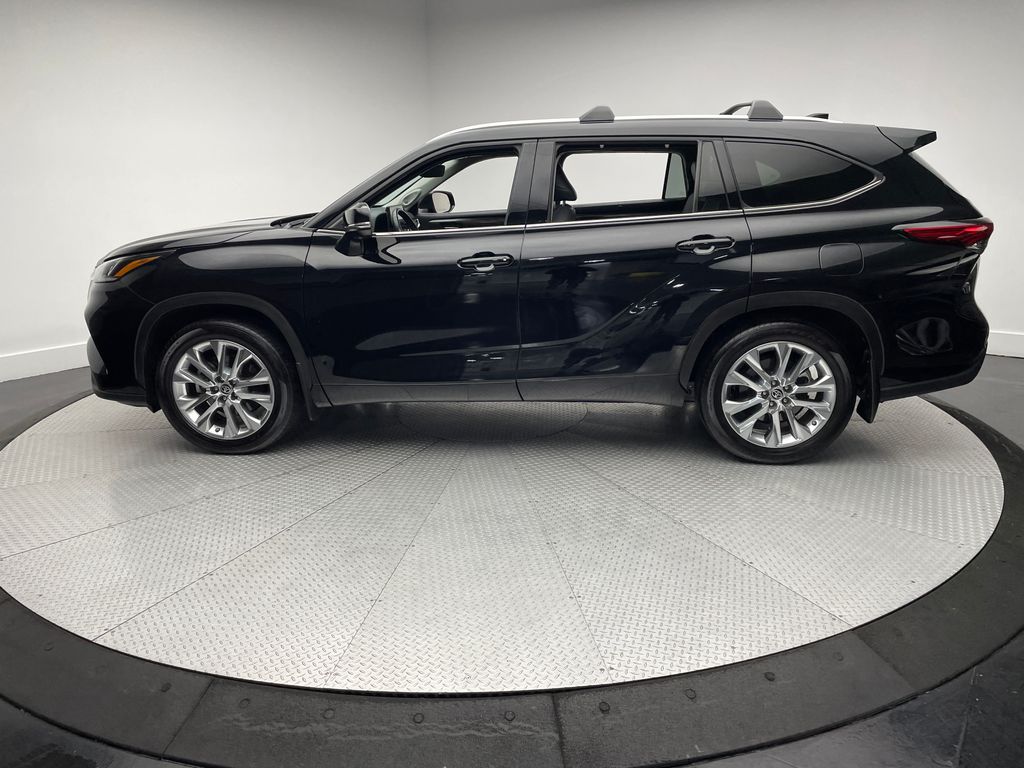 Thumbnail: 2023 Toyota Highlander - 8