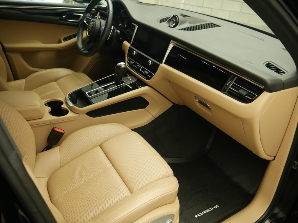 Thumbnail: 2023 Porsche Macan - 25