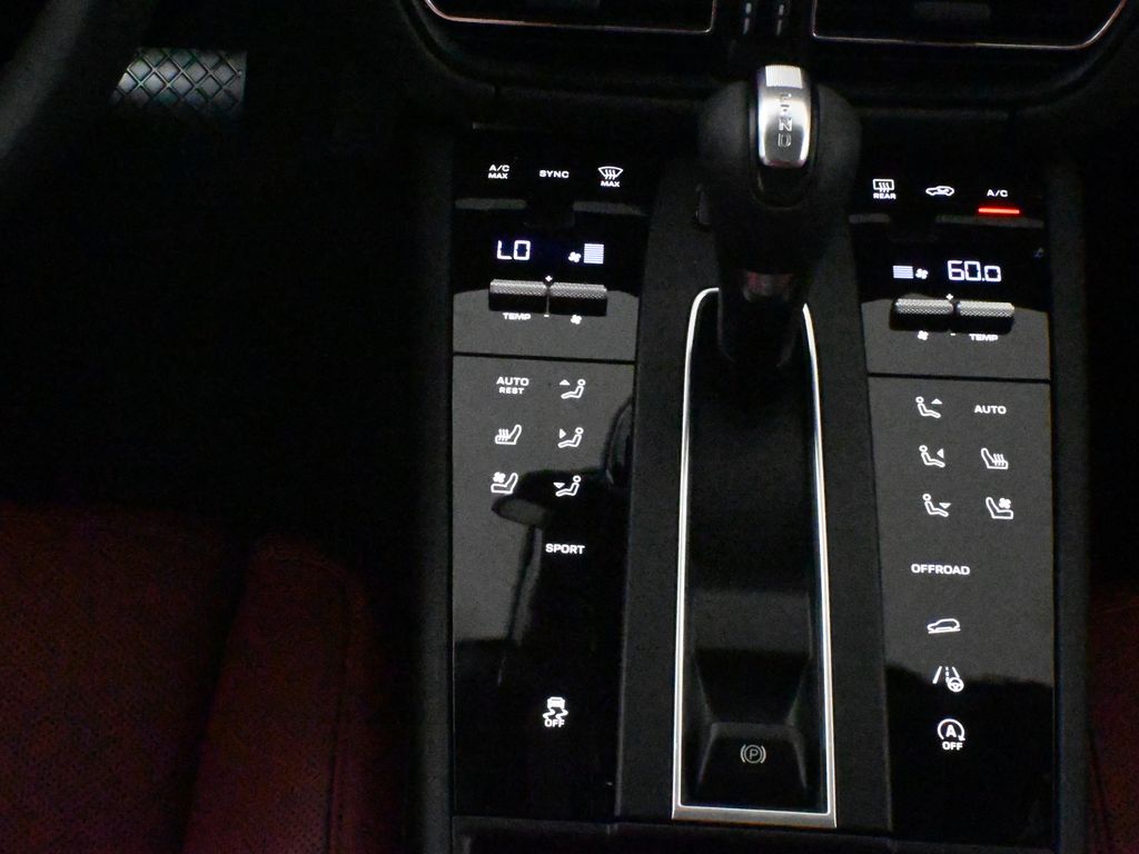 Thumbnail: 2026 Porsche Macan - 25