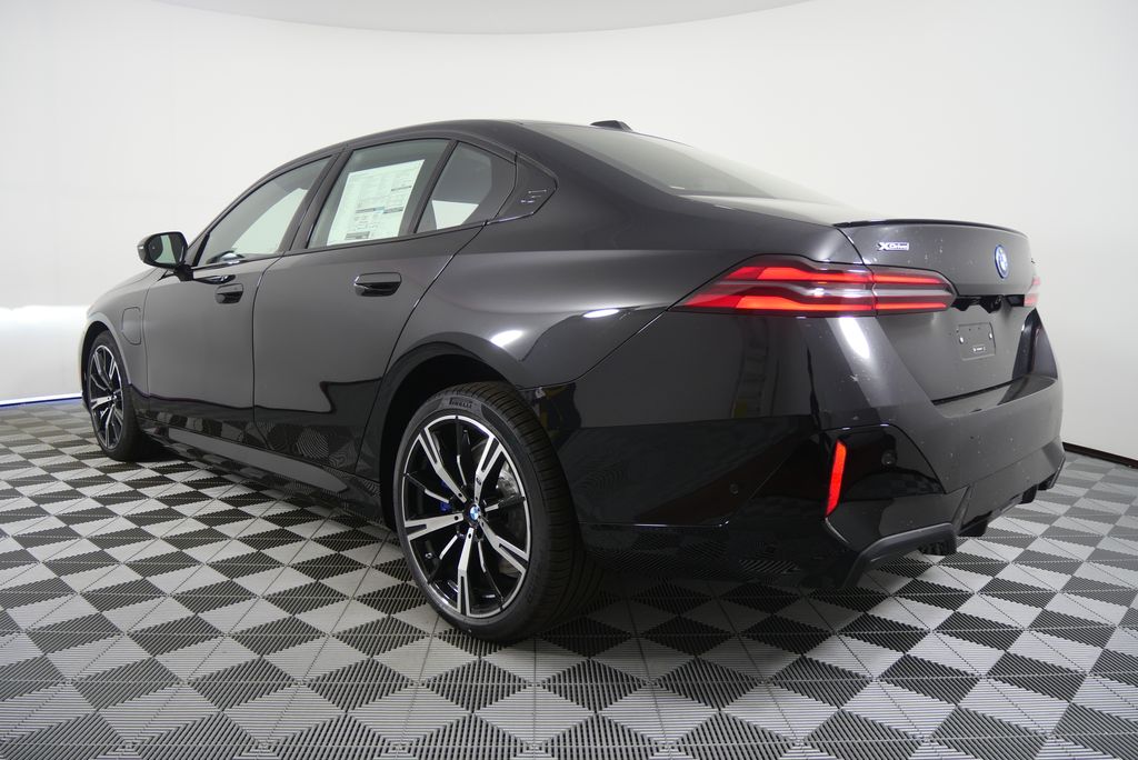Thumbnail: 2027 BMW 5 Series - 5