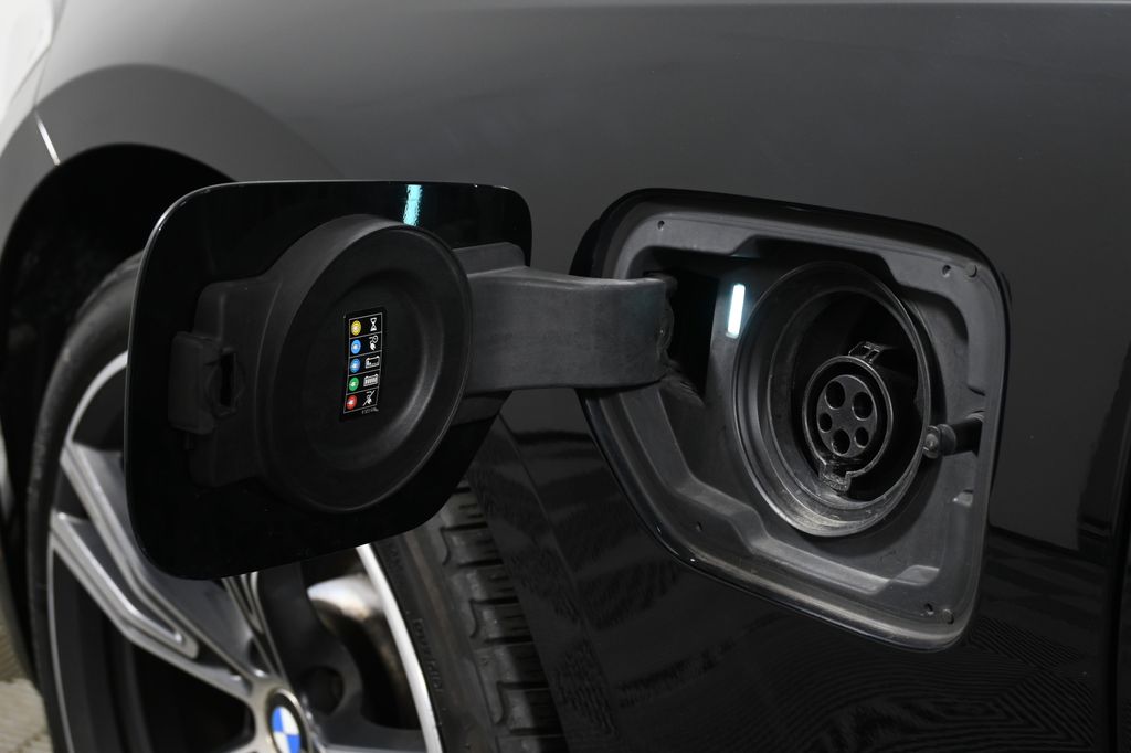 Thumbnail: 2021 BMW 3 Series - 14