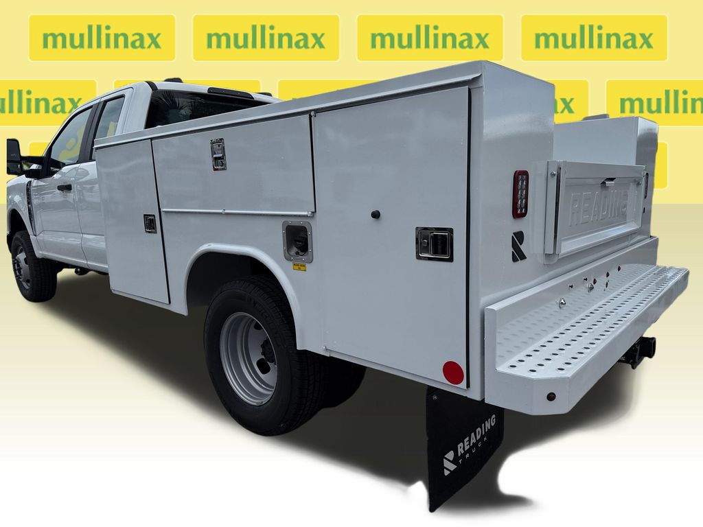 2025 Ford F-350 Super Duty Chassis Cab XL - Photo 4