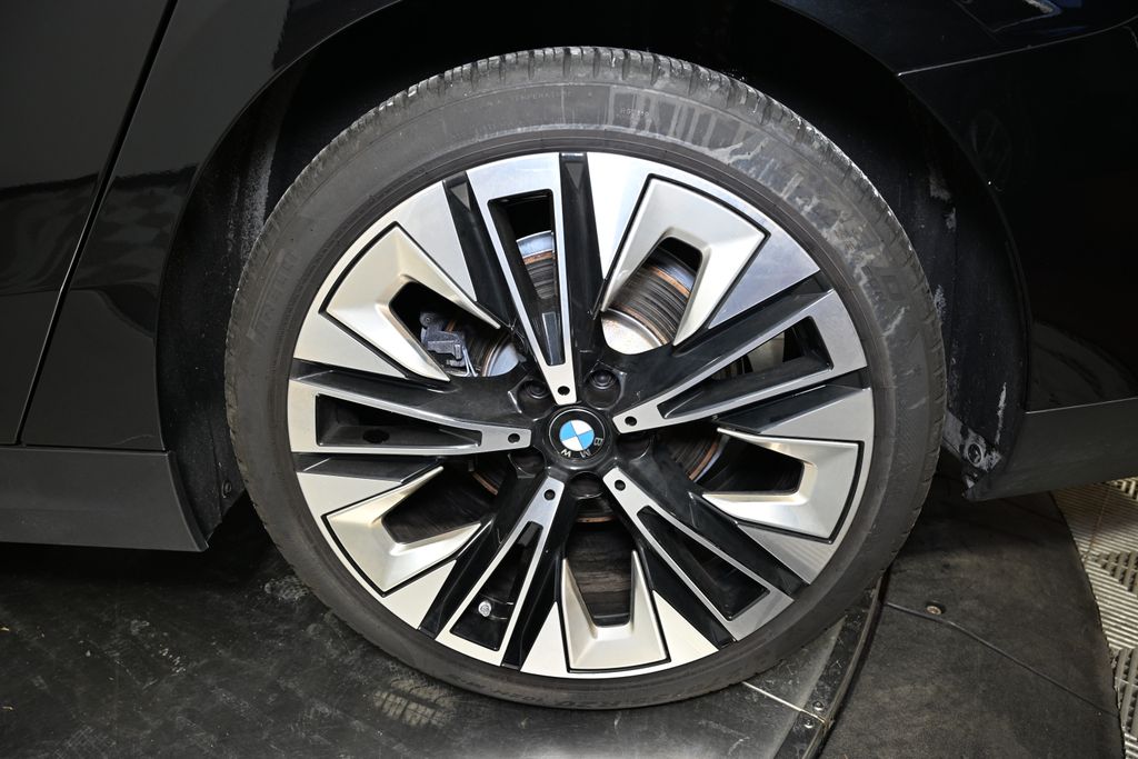 Thumbnail: 2026 BMW 5 Series - 13