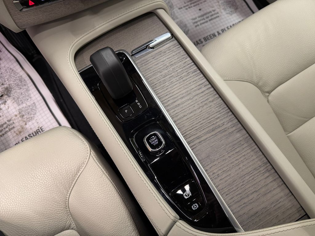 2024 Volvo XC90 B6 Plus Bright Theme photo