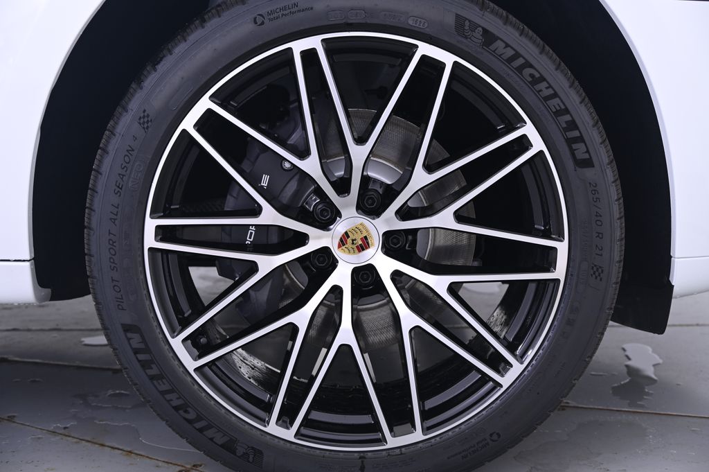 Thumbnail: 2026 Porsche Macan - 14