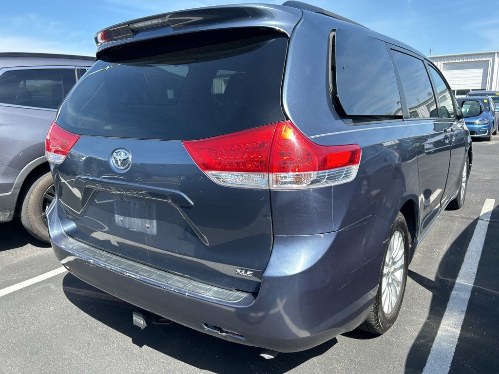 2014 Toyota Sienna XLE 3