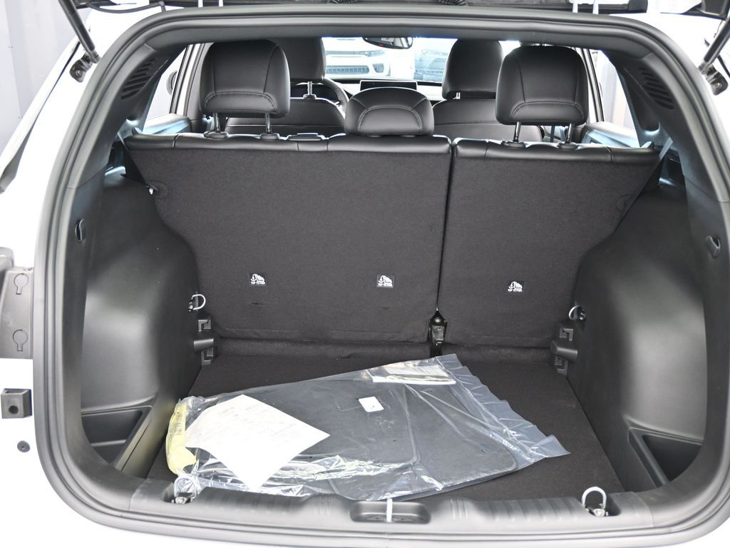 New 2026 bright white clearcoat Jeep Latitude image 33