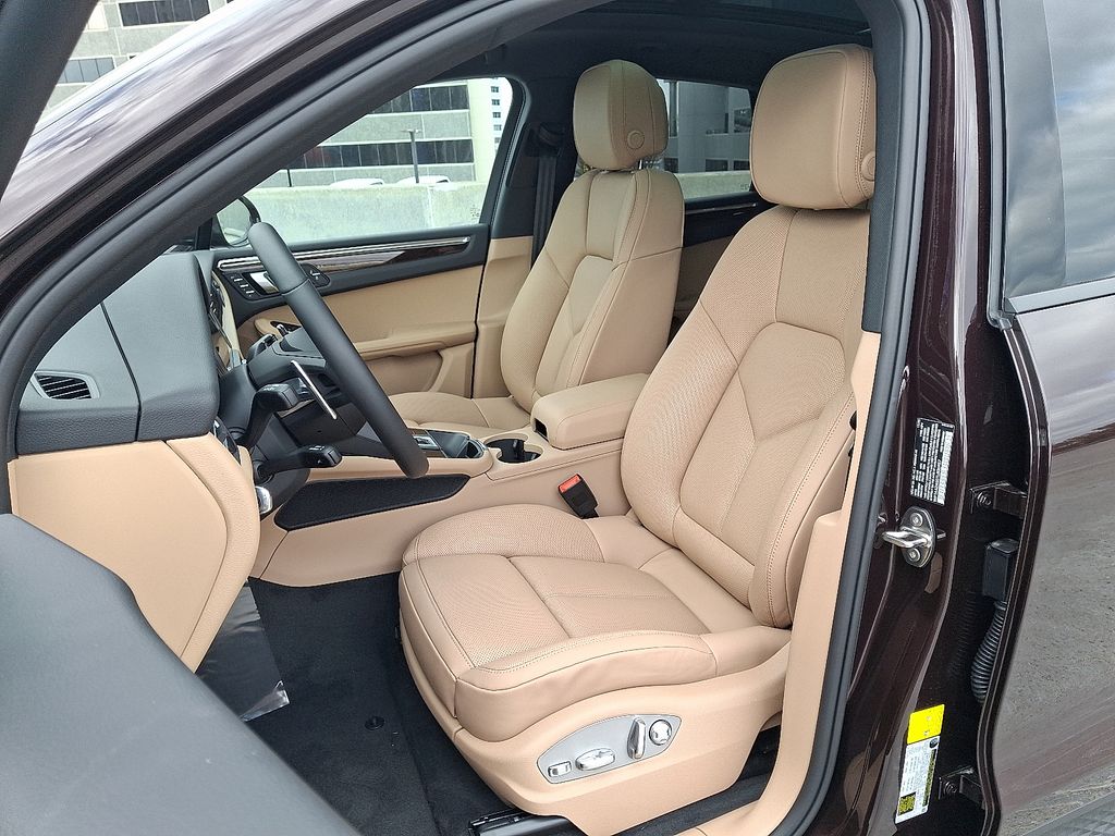 Thumbnail: 2026 Porsche Macan - 15