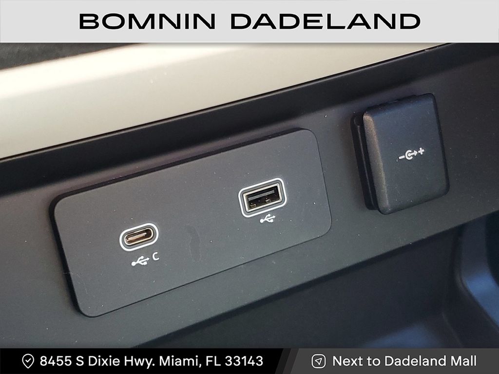 2023 Land Rover Defender 110 X-Dynamic SE photo