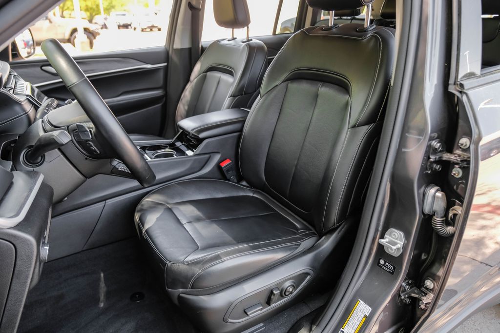 used 2022 Jeep Grand Cherokee car, priced at $28,000