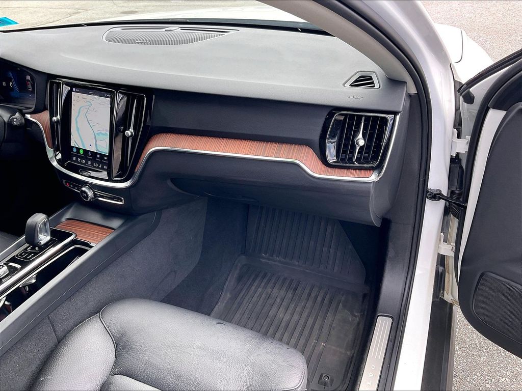 2025 Volvo V60 Cross Country — photo 12