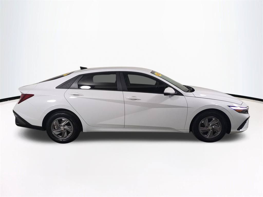 2025 Hyundai Elantra SE - Photo 4