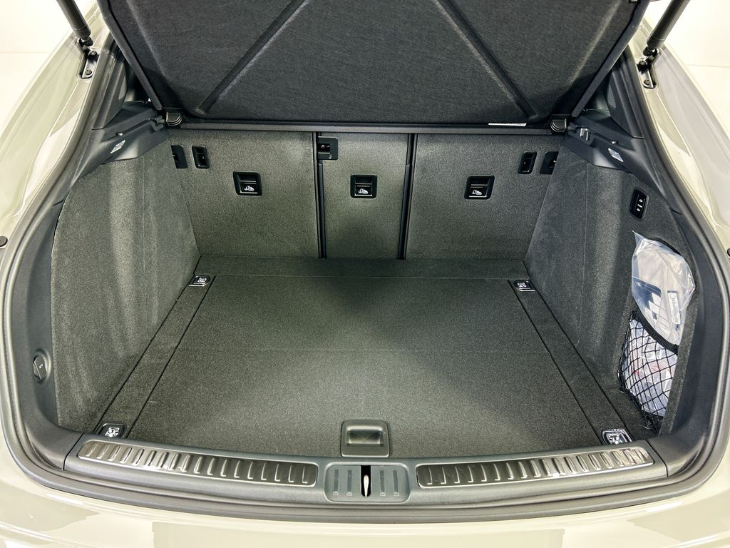 Thumbnail: 2026 Porsche Macan - 29