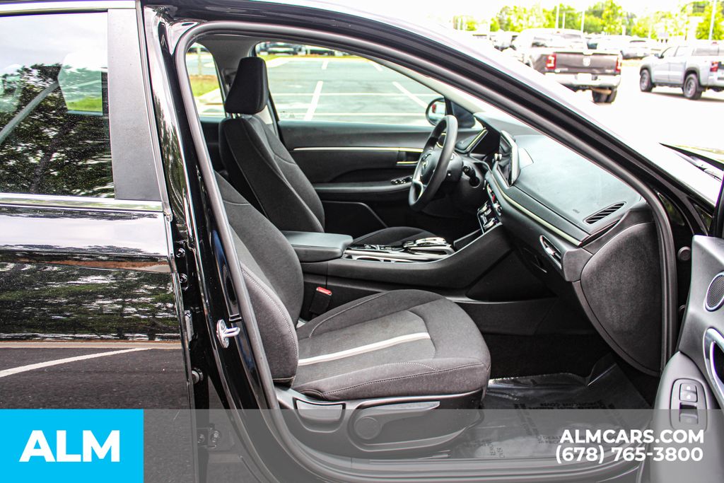 Used 2023 Black Hyundai SEL image 18