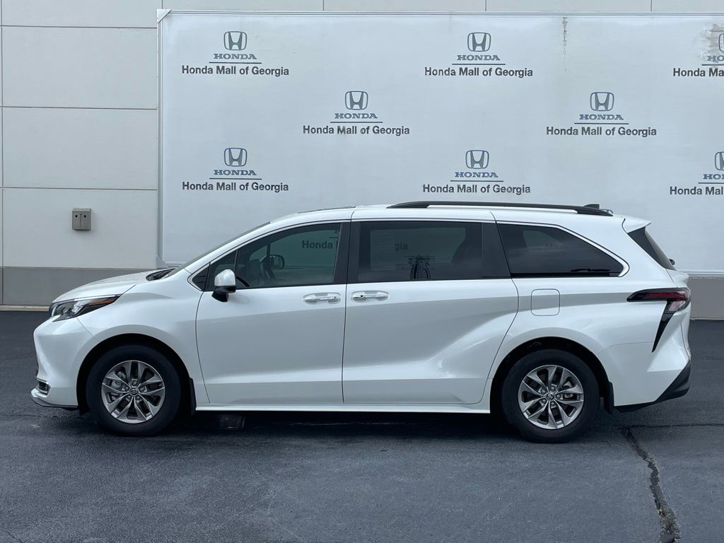 2024 Toyota Sienna XLE 2