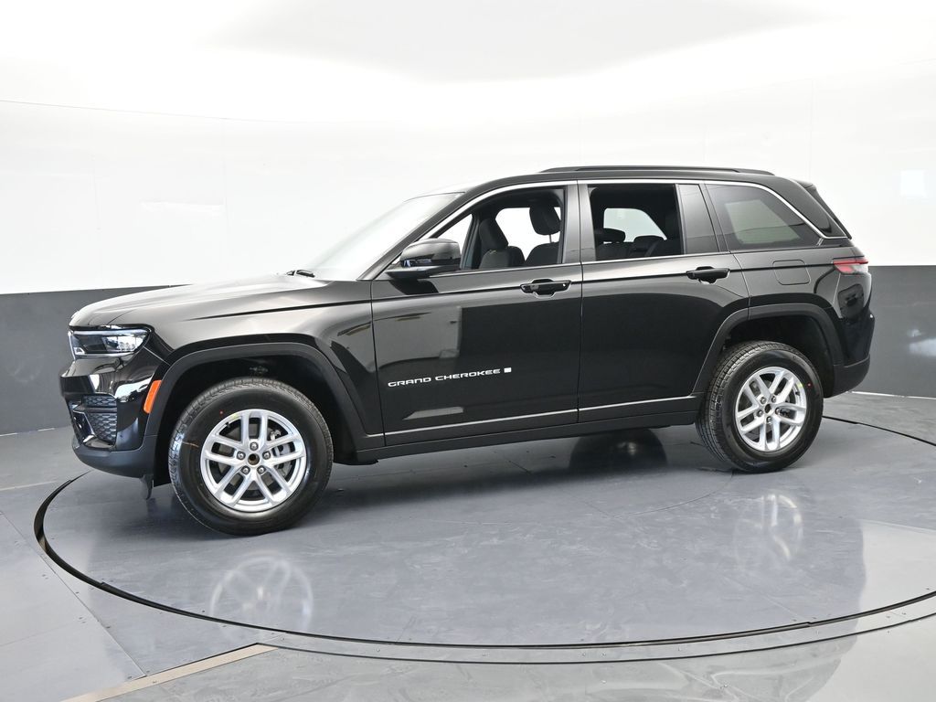 New 2026 Diamond Black Crystal Pearlcoat Jeep Laredo image 2