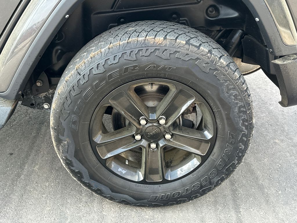 Used 2022 Gray Jeep Unlimited Sahara Altitude image 19