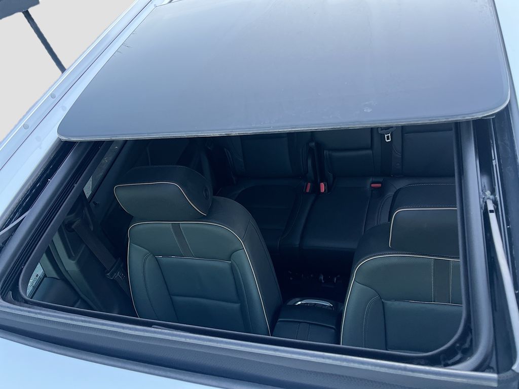 Used 2022 Iridescent Pearl Tricoat Chevrolet Premier image 33