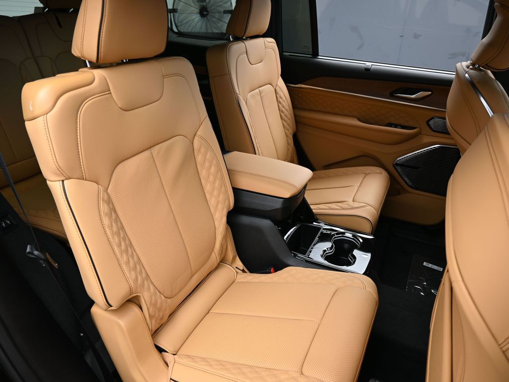 New 2025 Diamond Black Crystal Pearlcoat Jeep Summit image 41