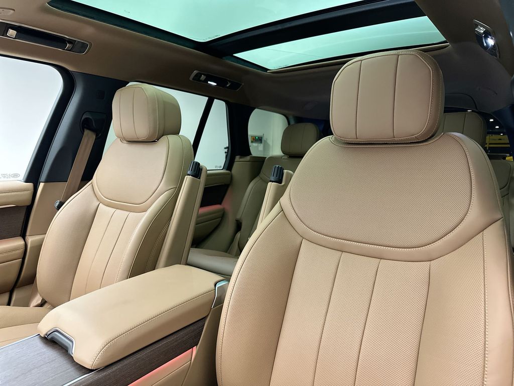 2025 Land Rover Range Rover SE 9