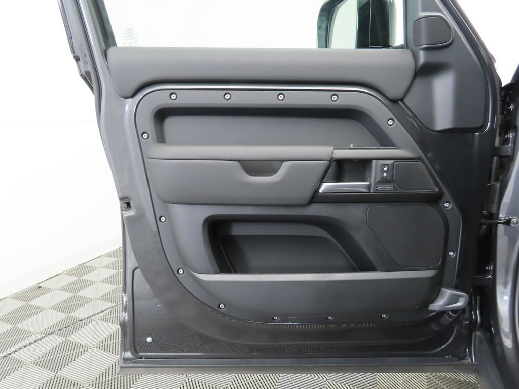 2025 Land Rover Defender 130 26