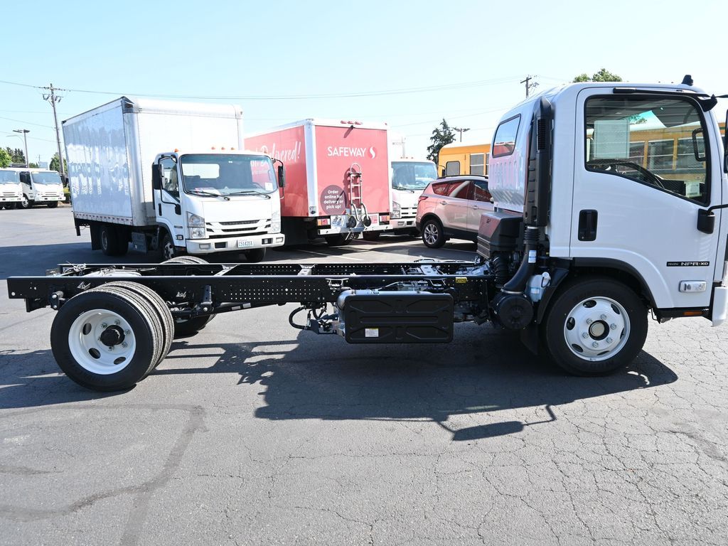 2025 Isuzu NPR XD 