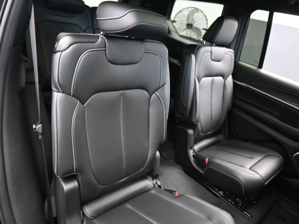 New 2026 Diamond Black Crystal Pearlcoat Jeep Limited image 39