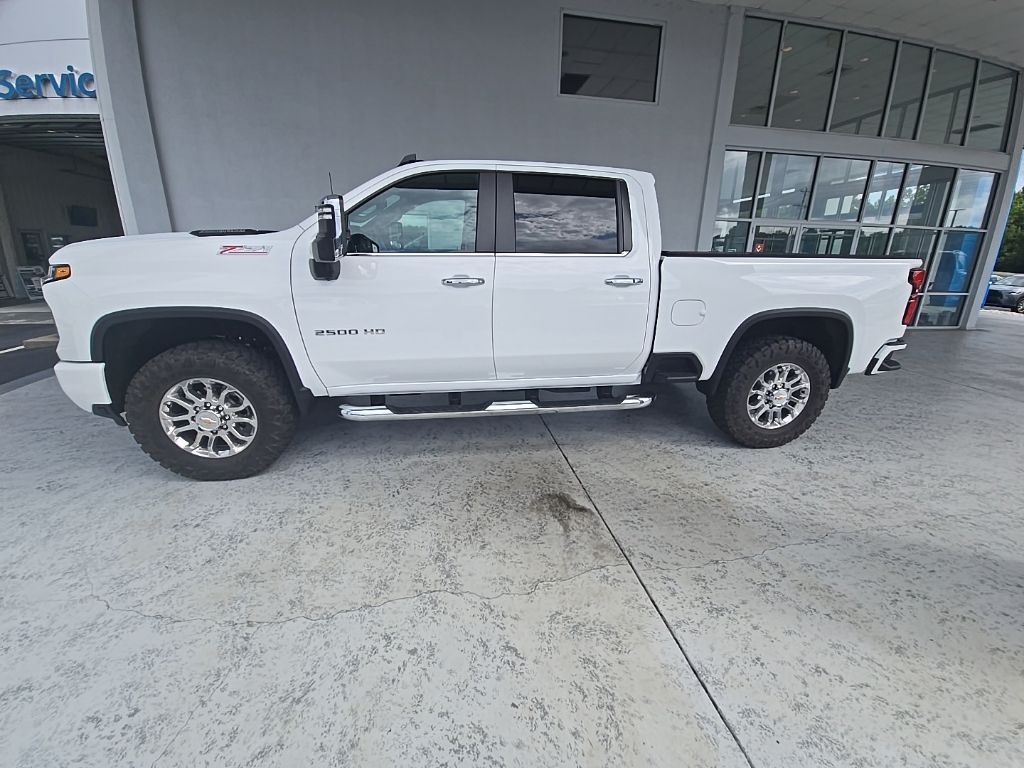 Summit White 2025 Chevrolet Silverado 2500HD Pickup Truck Four-Wheel Drive Automatic