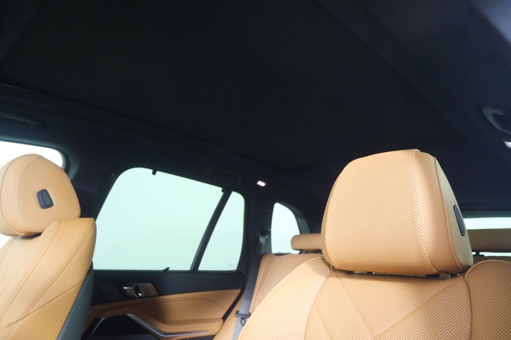 Thumbnail: 2026 BMW X5 - 12