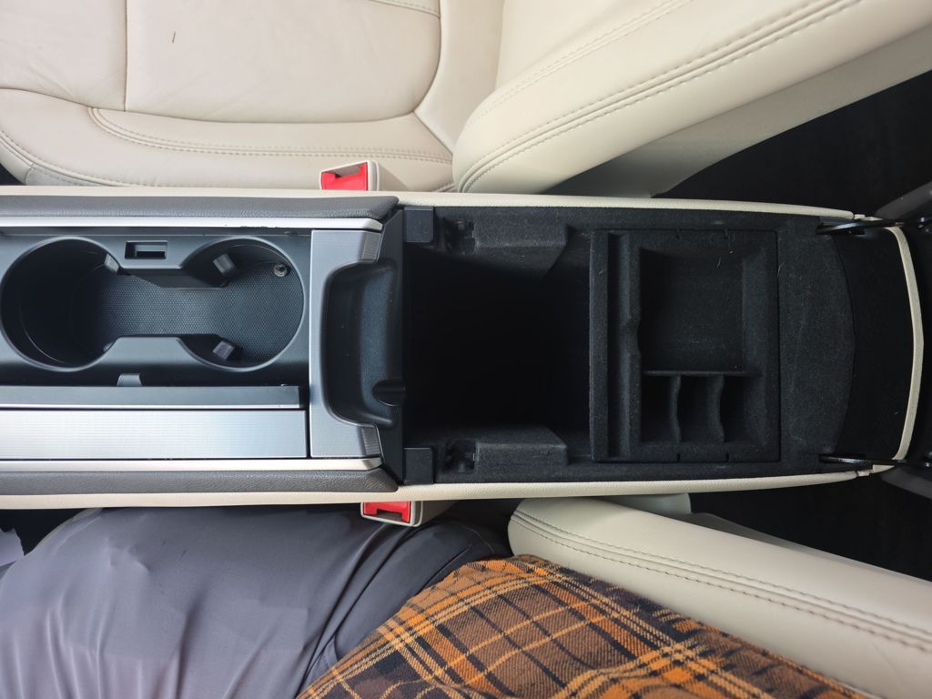 Used 2018 White Lincoln Select image 31