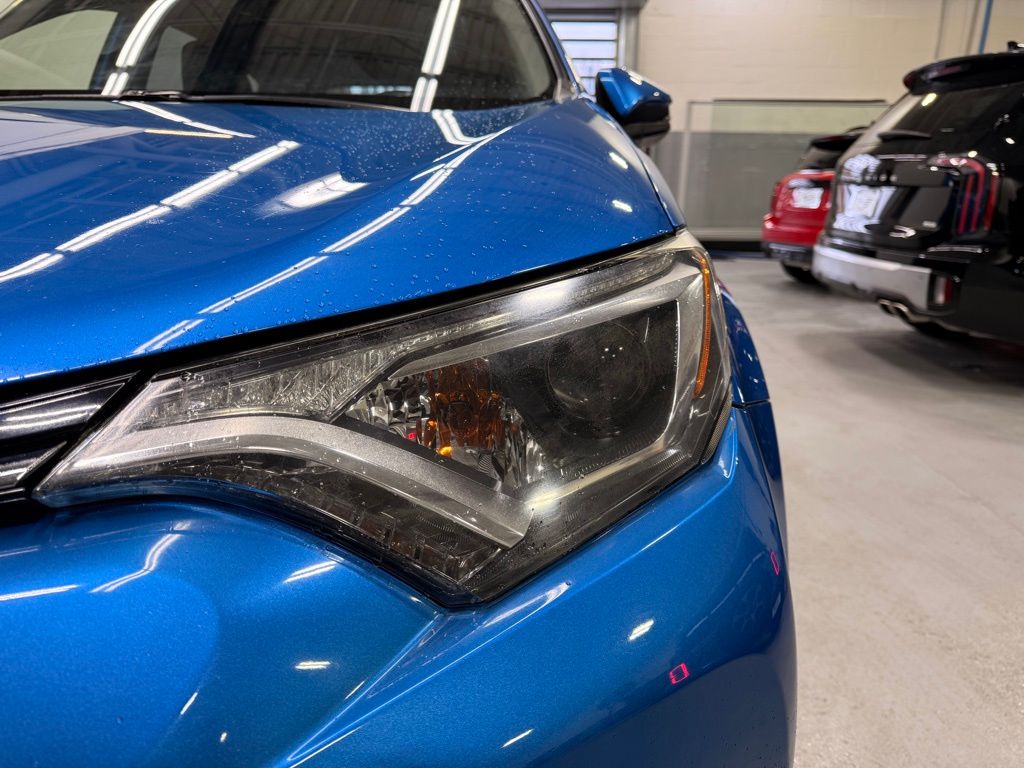 Thumbnail: 2018 Toyota RAV4 - 9