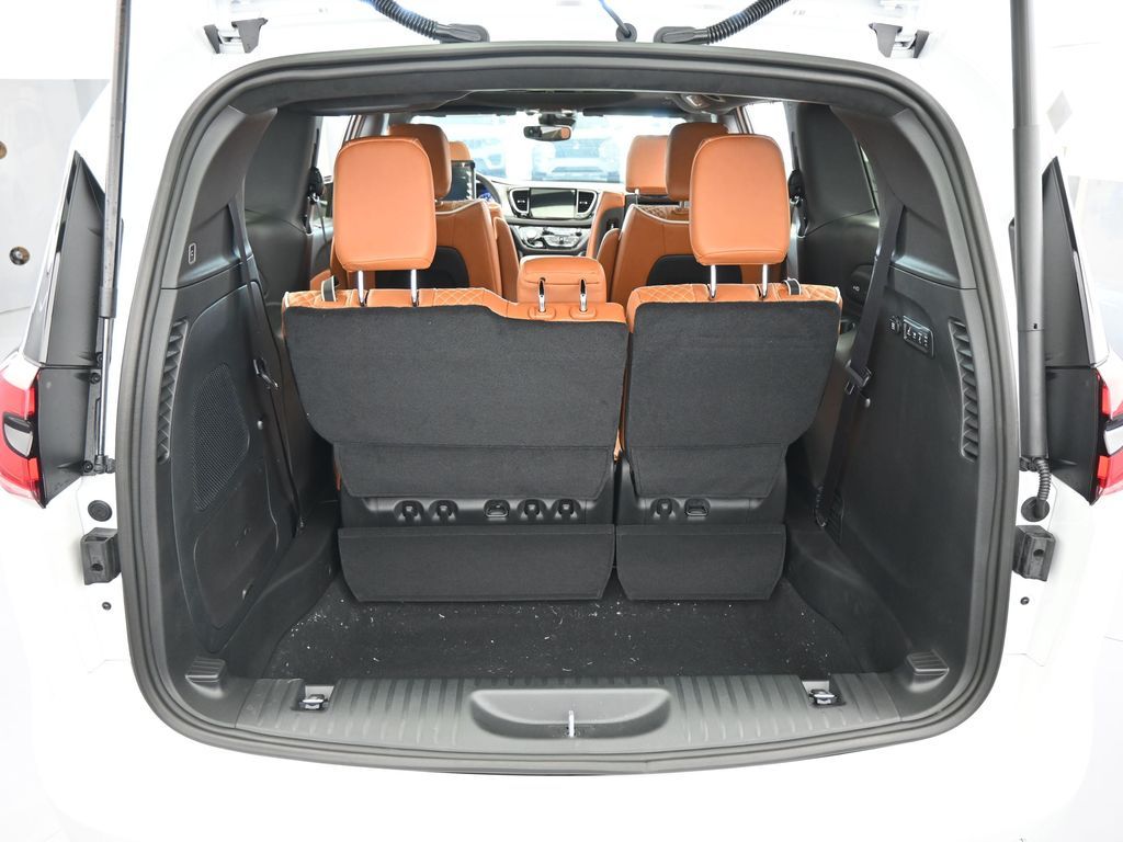 New 2026 Bright White Clearcoat Chrysler Pinnacle image 44