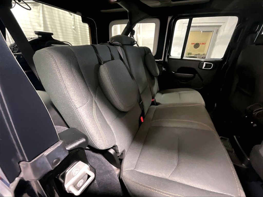 2024 Jeep Wrangler — photo 16