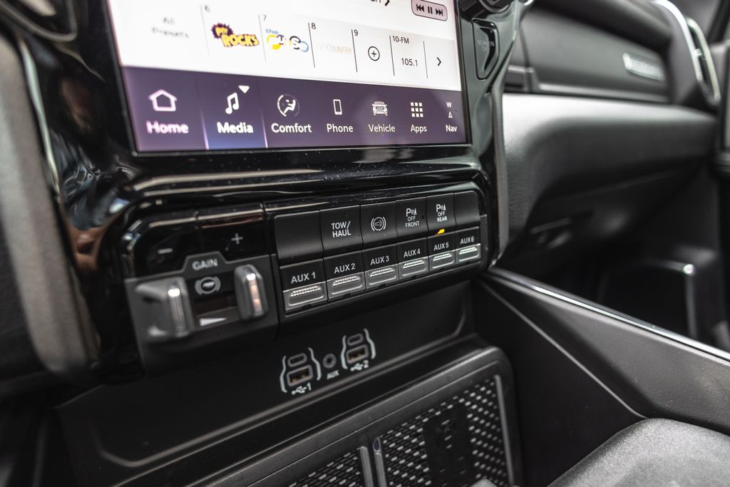 2025 Ram 3500 Laramie thumbnail 19