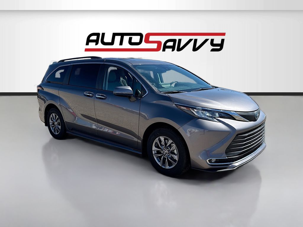 2023 Toyota Sienna XLE 7-Passenger Hybrid AWD's photo
