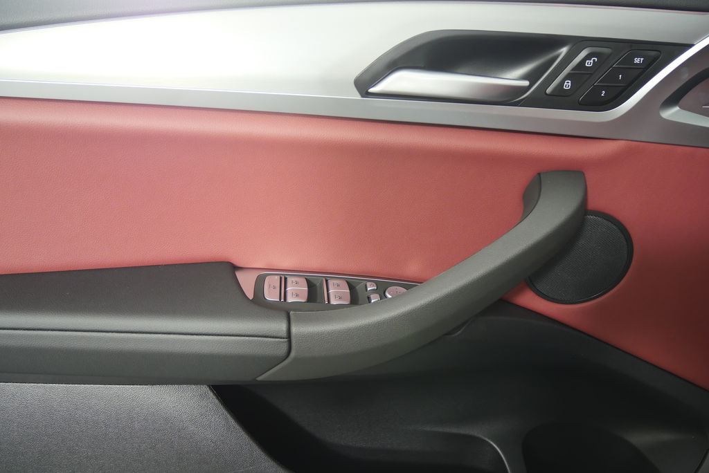 2025 BMW X4 xDrive30i 8