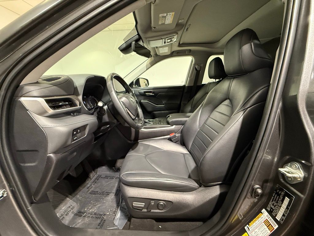 Thumbnail: 2023 Toyota Highlander - 13