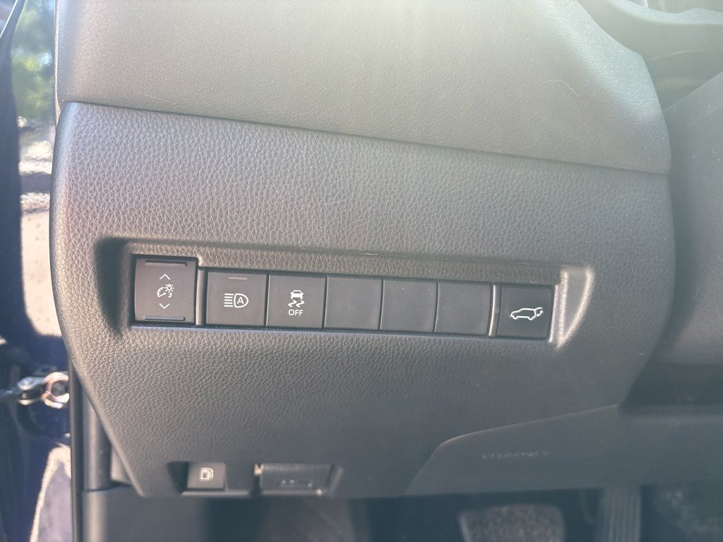 Used 2021  Toyota LE image 21