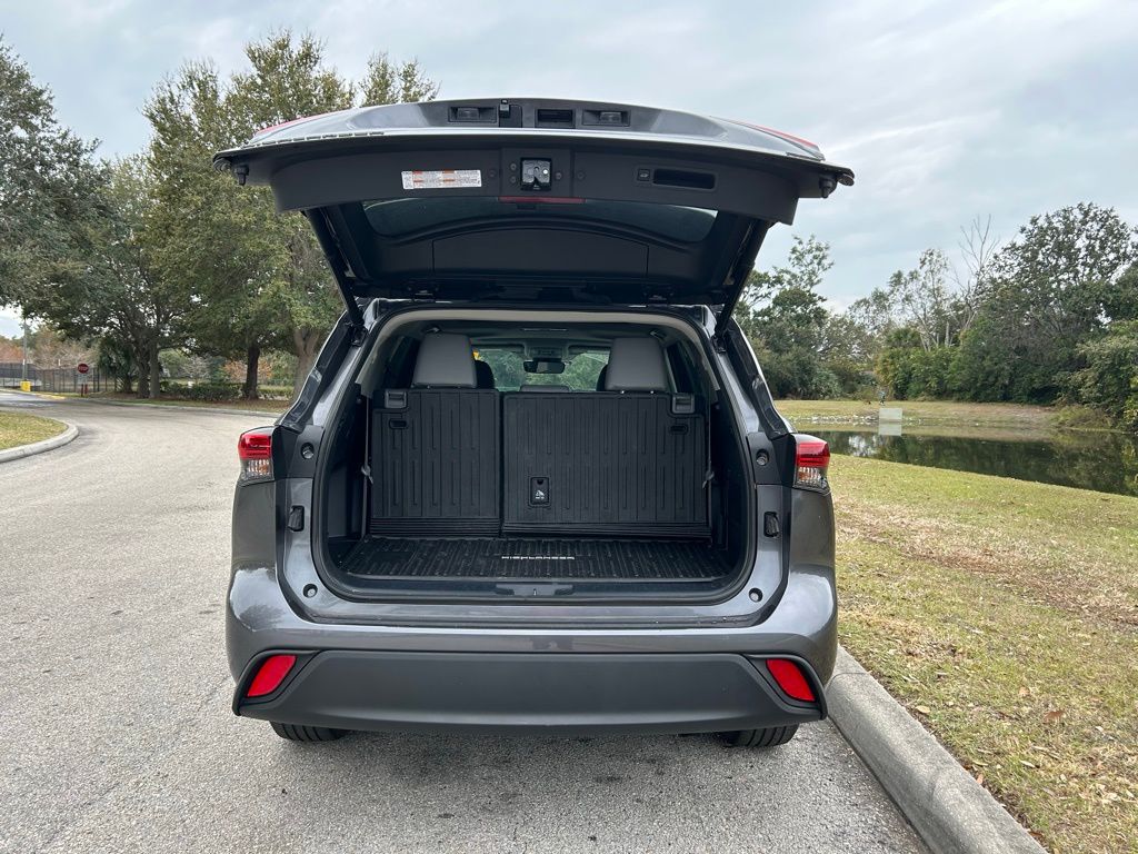 Thumbnail: 2023 Toyota Highlander - 10