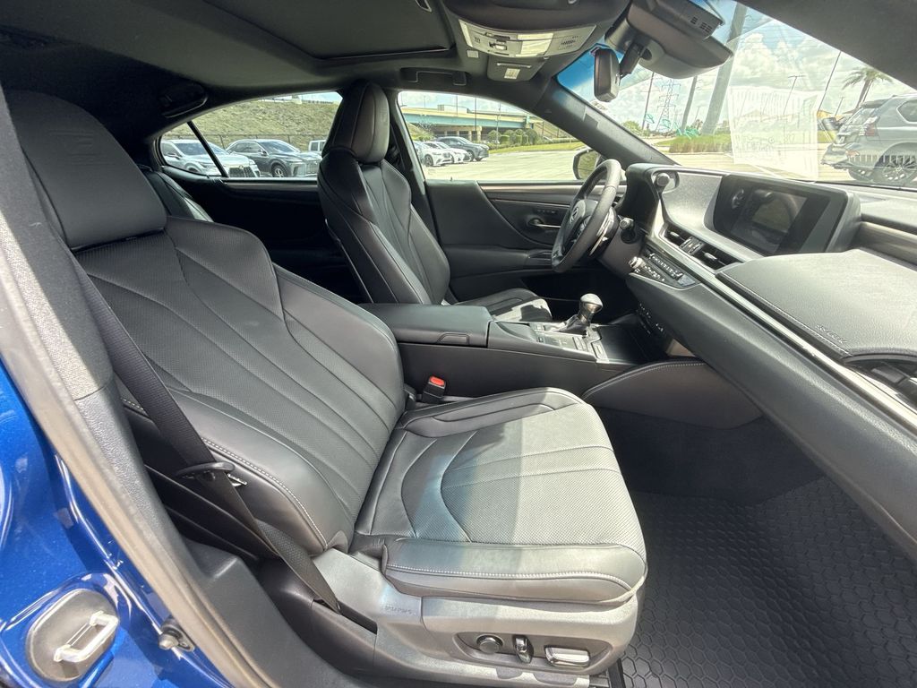 Thumbnail: 2021 Lexus ES - 16